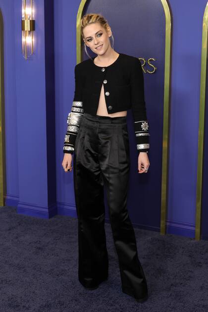Kristen Stewart optó por un traje oscuro con brazaletes en los puños