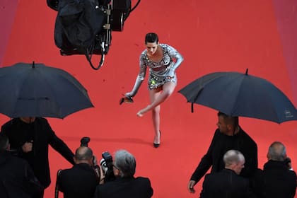 Kristen Stewart se saca los zapatos en la alfombra roja del festival de Cannes