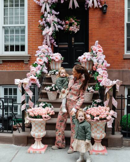Kristi Hemric decoró la entrada de su hogar con flores artificiales (FB/Kristi Hemric)