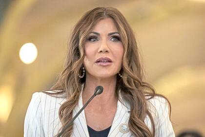 Kristi Noem asegura que las nuevas políticas de Donald Trump fueron la causa principal de la tendencia a la baja