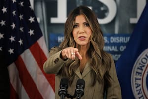 Kristi Noem aseguró que bajo la administración Trump se redujo el tiempo de procesamiento de la Green Card para todos los que hicieron el trámite