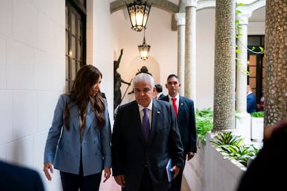 Kristi Noem junto con el presidente de Panamá
