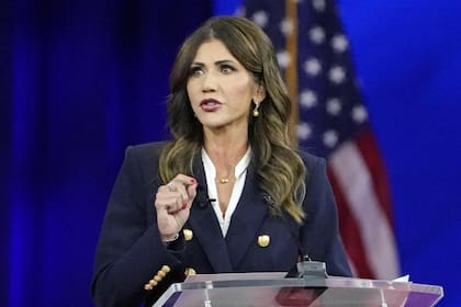 Kristi Noem respalda el plan: "FEMA ha fallado a millones". Propone acuerdos entre estados para reemplazar la agencia federal