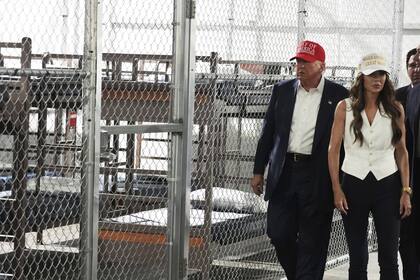 Kristi Noem y Donald Trump recorren el centro de detención Alligator Alcatraz