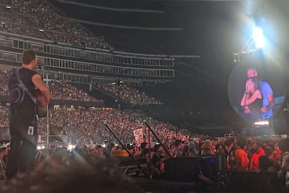 Kristin Cabot y Andy Byron en la kisscam de Coldplay. Apenas se vio en pantalla, ella intentó cubrirse el rostro