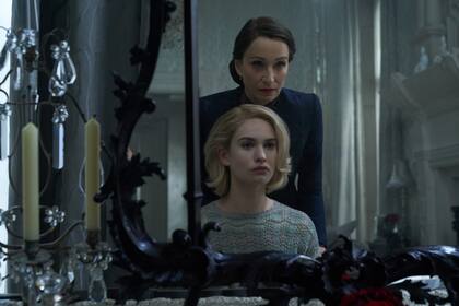 Kristin Scott Thomas y Lily James en Rebeca