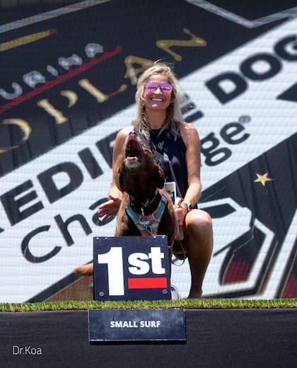 Kristina Welsh y su perra Koa (Foto/Instagram: @dr.koa_surf_dog)