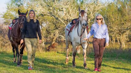 Kristine posa con Sofía Heinonen Fortabat, directora de Conservación de la fundación Land Trust y su mano derecha desde hace muchos años
