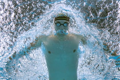 Kristof Milak , de Hungría , compite en los 200 mts libres de natación