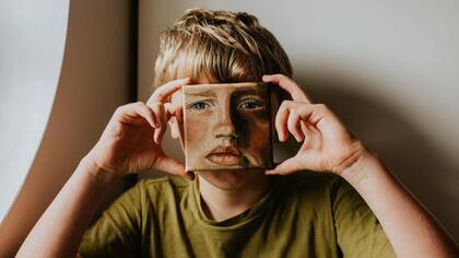 Kross afirma que la evitación, aunque ha sido rechazada por algunos para manejar las emociones, a veces sí es beneficiosa.