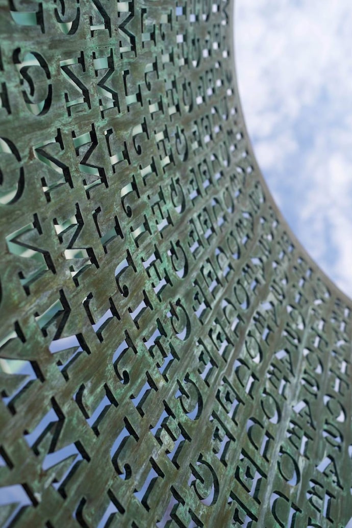 Kryptos: la enigmática escultura de la CIA que esconde un secreto ...