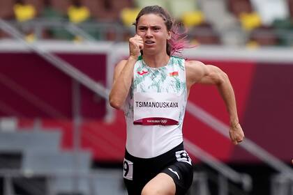Krystsina Tsimanouskaya, de Bielorrusia, corre en los 100 metros de los Juegos Olímpicos Tokio 2020.