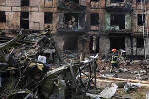 Rusia deja 11 muertos en un bombardeo que golpea a Zelensky donde más le duele y muestra sus nuevos “trofeos”