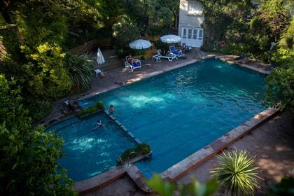 La pileta de 12 por 8 y hasta tres metros de profundidad se hizo en 1985 donde estaba el pozo del viejo molino