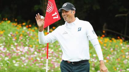 Kuchar hizo hoyo en uno pero se quedó sin auto