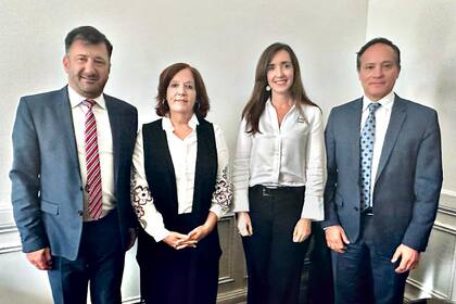 Kueider y sus compañeros de bloque, Alejandra Vigo y Carlos Espínola, junto a la vicepresidenta y titular del Senado, Victoria Villarruel