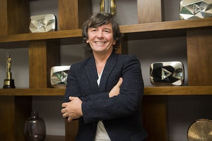 Kuky Pumar: "Hoy todo es más simple. Subimos la música a las redes, negociamos con las plataformas y a fin de mes cobramos un cheque. Si hicimos las cosas bien, el cheque que va para los músicos y para nosotros es más grande, y sino es más chico. Pero lo más importante es que nos podemos concentrar en lo importante que es la música y no los soportes físicos"