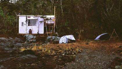 Kull construyó su propia cabaña utilizando madera contrachapada y lonas de plástico