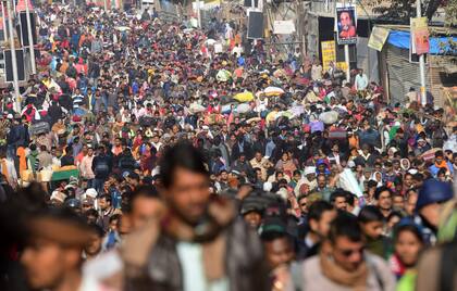 Los peregrinos hindúes llegan para darse un baño sagrado en el sagrado Sangam, la confluencia de los ríos Ganges, Yamuna y el mítico Saraswati