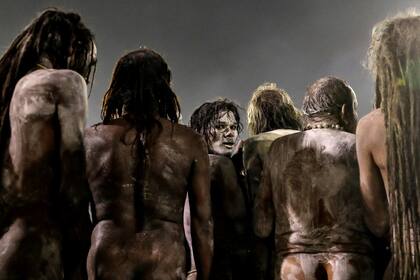 Naga Sadhus o hombres santos hindúes se van después de darse un baño durante el primer "Shahi Snan"