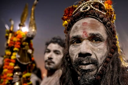 Naga Sadhus o hombres santos hindúes llegan para darse un baño durante el primer "Shahi Snan"