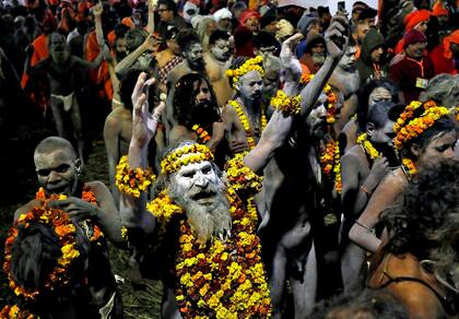 Naga Sadhus o hombres santos hindúes llegan para darse un baño durante el primer "Shahi Snan"