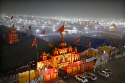 Una gruesa capa de polvo se ve sobre la ciudad para el Festival de Kumbh de limpieza espiritual en Prayagraj, India