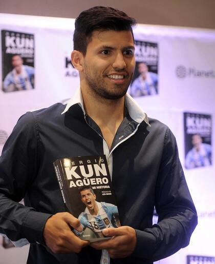 Kun Aguero con su libro