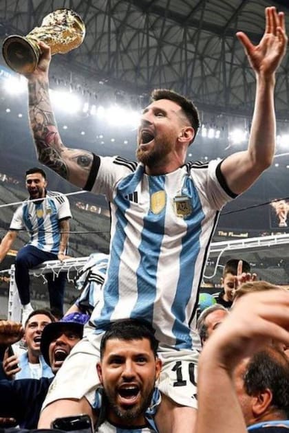 Kun Agüero estuvo en el campo de juego de Lusail en la celebración de sus excompañeros de la obtención de la copa del mundo de Qatar 2022
