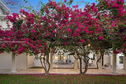 Kun Agüero, Miami. Exteriores. El patio, ubicado frente a la cocina, con una fuente en el centro