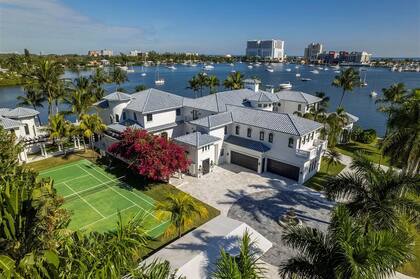 Kun Agüero, Miami. Exteriores. La casa cuenta, además, con una cancha de tenis