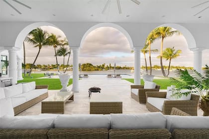 Kun Agüero, Miami. Exteriores. La galería de la casa ofrece una vista imponente de North Lake