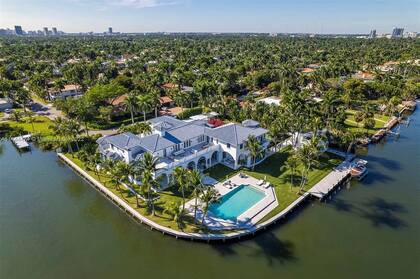 Kun Agüero, Miami. Exteriores. Vista aérea de la nueva casa, con muelle sobre North Lake