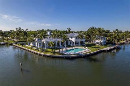 Kun Agüero, Miami. Exteriores. Vista aérea de la propiedad, en una "esquina" de Northlake, sin vecinos en el frente