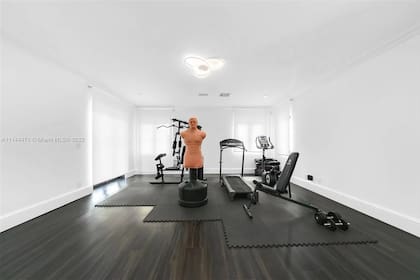 Kun Agüero, Miami. Interiores. Gimnasio