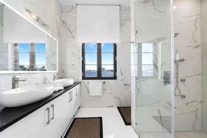 Kun Agüero, Miami. Interiores. Baño en suite de invitados
