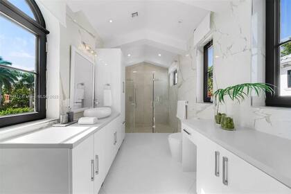 Kun Agüero, Miami. Interiores. Baño, suite de invitados