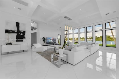 Kun Agüero, Miami. Interiores. El estar íntimo, en el mismo espacio que la cocina
