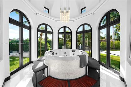 Kun Agüero, Miami. Interiores. El jacuzzi en un espacio vidriado que pertenece a la "suite principal"