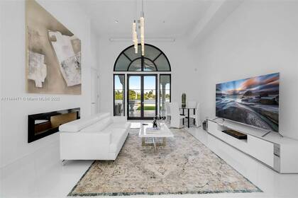 Kun Agüero, Miami. Interiores. Espacio TV