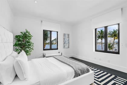 Kun Agüero, Miami. Interiores. Habitación, casa de invitados