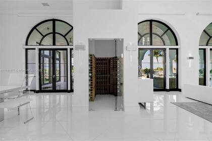 Kun Agüero, Miami. Interiores. La bodega