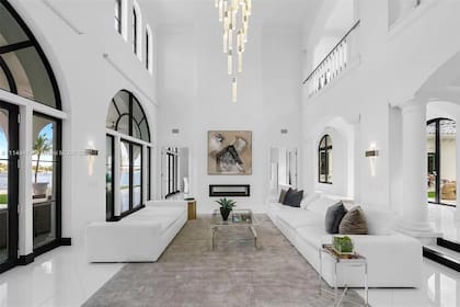 Kun Agüero, Miami. Interiores. Living, con una chimenea moderna empotrada en la pared