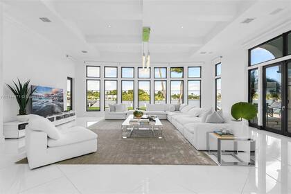 Kun Agüero, Miami. Interiores. Otra vista del estar íntimo
