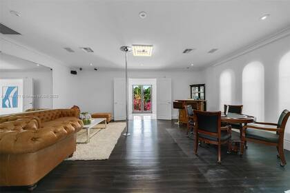 Kun Agüero, Miami. Interiores. Sala de juego, con mesa de poker y caño para pole dance