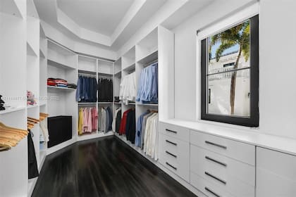 Kun Agüero, Miami. Interiores. Uno de los dos vestidores de la suite principal