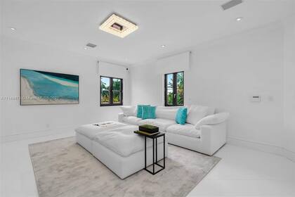 Kun Agüero, Miami. Interiores. Uno de los livings de las suites de invitados
