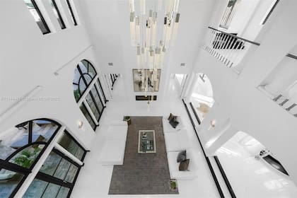 Kun Agüero, Miami. Interiores. Vista del living desde uno de los balcones interiores de la primera planta