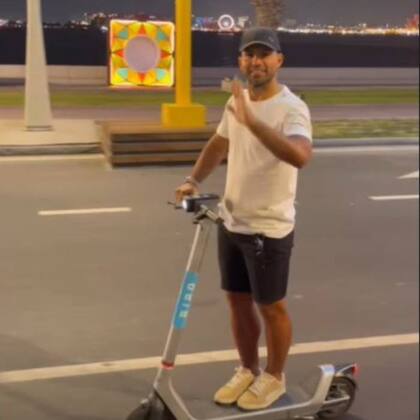 Kun Agüero recorrió una ciudad de Qatar en monopatín junto a su novia Sofía Calzetti y su hijo Bejnamín