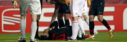 Kun, en el piso, tras recibir el golpe en el labio